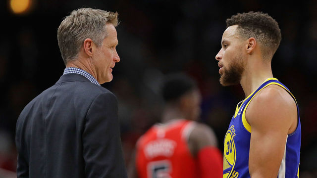 CHICAGO, IL - JANUARY 17: Head coach Steve Kerr of the Golden State Warriors talks with Stephen Curry #30 during agame against the Chicago Bulls at the United Center on January 17, 2018 in Chicago, Illinois. The Warriors defeated the Bulls 119-112.