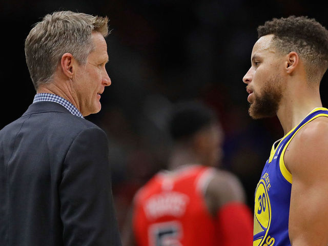 CHICAGO, IL - JANUARY 17: Head coach Steve Kerr of the Golden State Warriors talks with Stephen Curry #30 during agame against the Chicago Bulls at the United Center on January 17, 2018 in Chicago, Illinois. The Warriors defeated the Bulls 119-112.