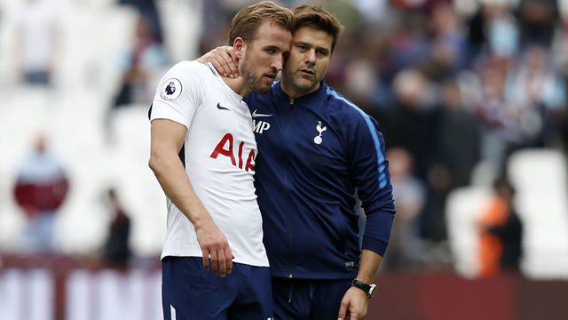 Tottenham Hotspur's Argentinian head coach Mauricio Pochettino (R) speaks with Tottenham Hotspur's English striker Harry Kane after winning the English Premier League football match between West Ham United and Tottenham Hotspur at The London Stadium, in east London on September 23, 2017. / AFP PHOTO / Ian KINGTON /