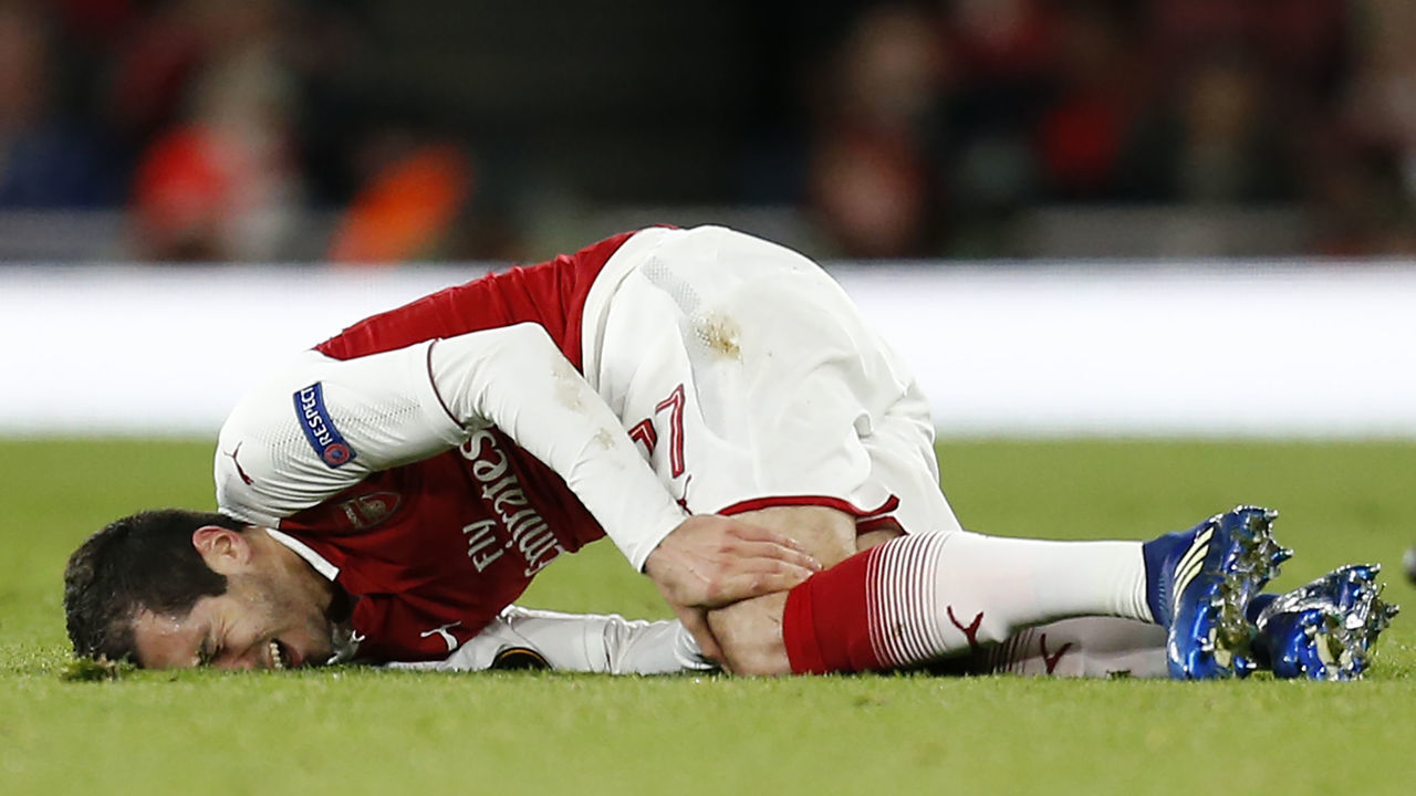 Arsenal's Armenian midfielder Henrikh Mkhitaryan picks up an injury during the UEFA Europa League first leg quarter-final football match between Arsenal and CSKA Moscow at the Emirates Stadium in London on April 5, 2018. / AFP PHOTO / IKIMAGES / Ian KINGTON