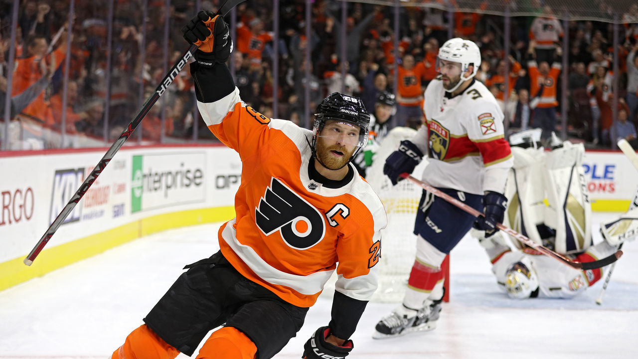 PHILADELPHIA, PA - OCTOBER 17: Claude Giroux #28 of the Philadelphia Flyers celebrates his goal on goalie Roberto Luongo #1 of the Florida Panthers during the second period at Wells Fargo Center on October 17, 2017 in Philadelphia, Pennsylvania.