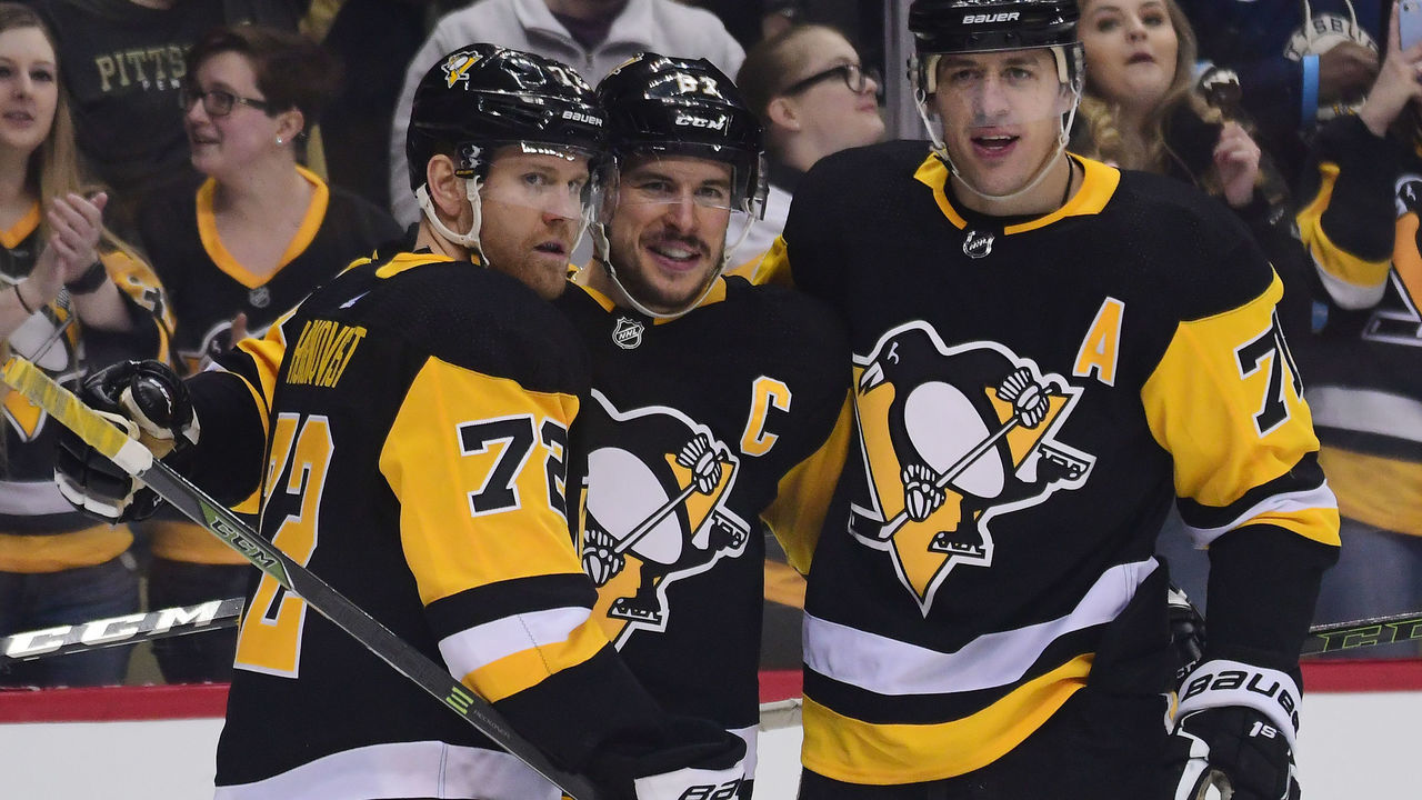 PITTSBURGH, PA - APRIL 06: Sidney Crosby #87 of the Pittsburgh Penguins is congratulated by Patric Hornqvist #72 and Evgeni Malkin #71 after scoring a goal against the Ottawa Senators at PPG PAINTS Arena on April 6, 2018 in Pittsburgh, Pennsylvania.