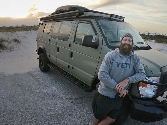Ex-NFLer Joe Hawley spending next 6 months traveling U.S., living out of van