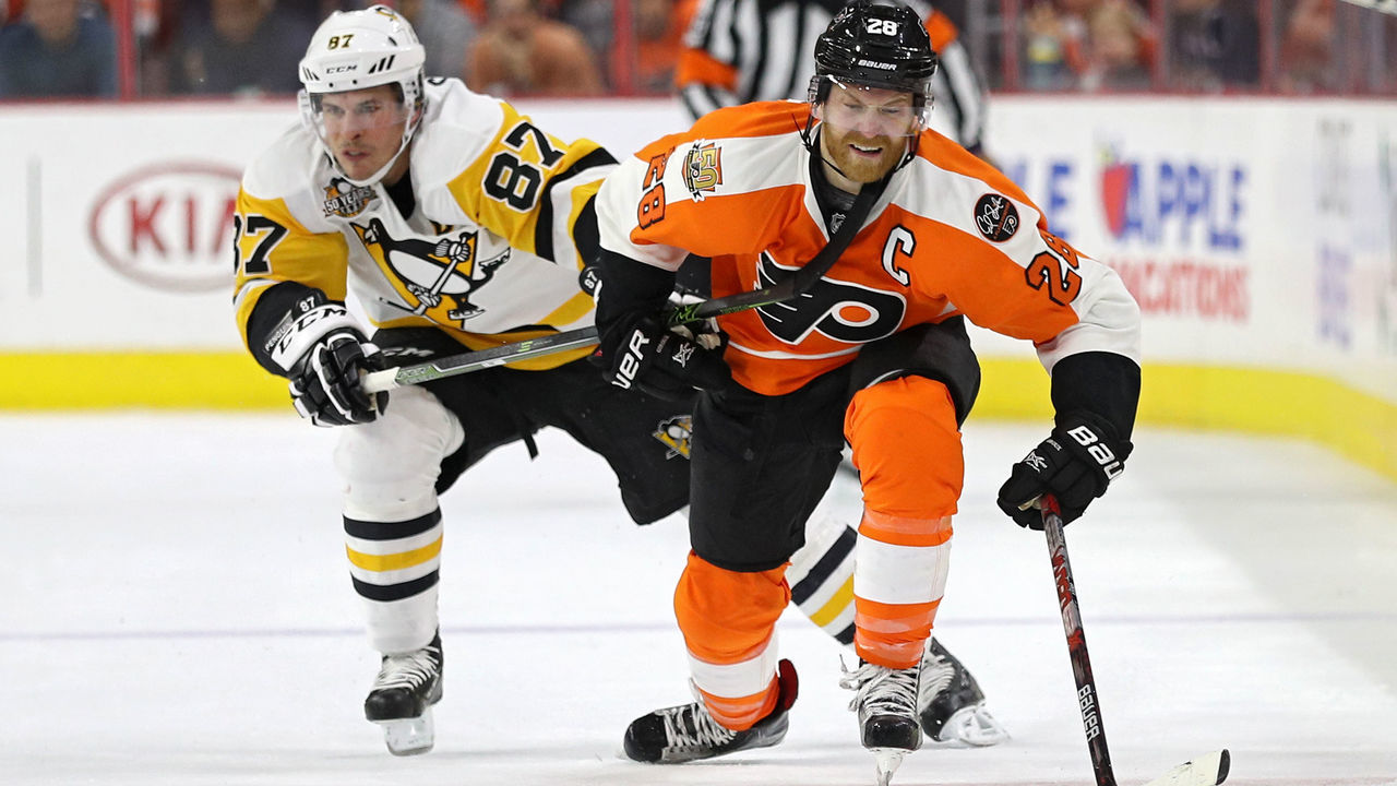 PHILADELPHIA, PA - OCTOBER 29: Claude Giroux #28 of the Philadelphia Flyers skates past Sidney Crosby #87 of the Pittsburgh Penguins during the second period at Wells Fargo Center on October 29, 2016 in Philadelphia, Pennsylvania.