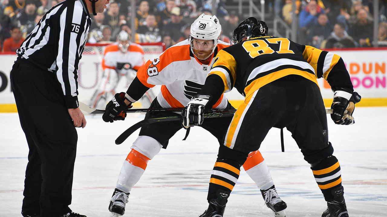 PITTSBURGH, PA - MARCH 25: Claude Giroux #28 of the Philadelphia Flyers lines up for a face-off against Sidney Crosby #87 of the Pittsburgh Penguins at PPG Paints Arena on March 25, 2018 in Pittsburgh, Pennsylvania. *** Local Caption ***