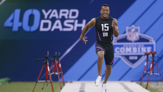 INDIANAPOLIS, IN - MARCH 05: Central Florida defensive back Mike Hughes (DB15) runs the 40 yard dash during the NFL Scouting Combine at Lucas Oil Stadium on March 5, 2018 in Indianapolis, Indiana.