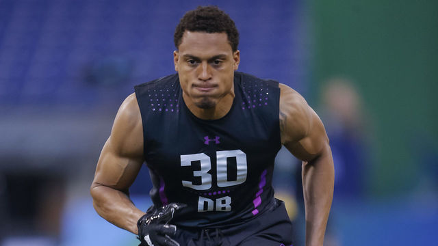 INDIANAPOLIS, IN - MARCH 05: Colorado defensive back Isaiah Oliver (DB30) runs a drill during the NFL Scouting Combine at Lucas Oil Stadium on March 5, 2018 in Indianapolis, Indiana.