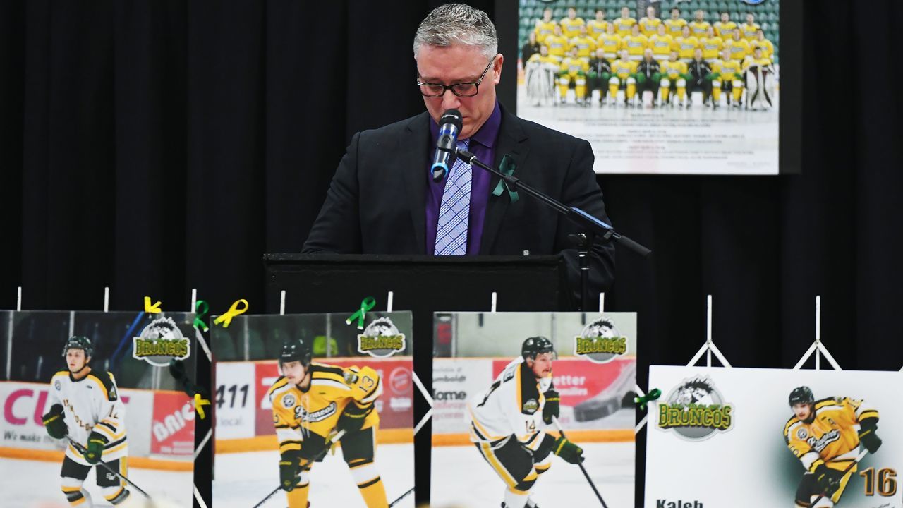 Kevin Garinger, President of the Humboldt Broncos, speaks during a vigil at the Elgar Petersen Arena, home of the Humboldt Broncos, to honour the victims of a fatal bus accident, April 8, 2018 in Humboldt, Canada. Mourners in the tiny Canadian town of Humboldt, still struggling to make sense of a devastating tragedy, prepared Sunday for a prayer vigil to honor the victims of the truck-bus crash that killed 15 of their own and shook North American ice hockey. / AFP PHOTO / POOL / JONATHAN HAYWARD