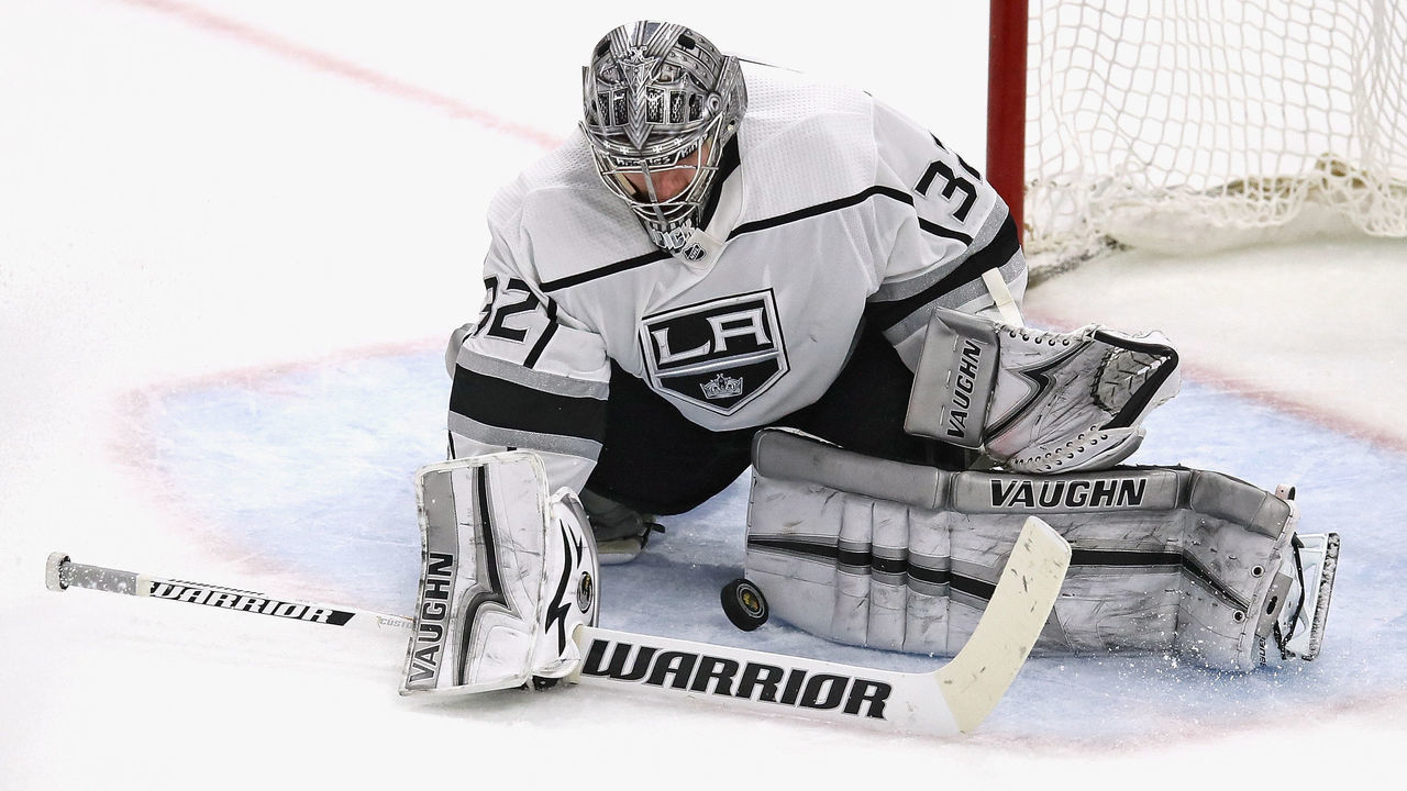 CHICAGO, IL - FEBRUARY 19: Jonathan Quick #32 of the Los Angeles Kings makes a save against the Chicago Blackhawks at the United Center on February 19, 2018 in Chicago, Illinois. The Kings defeated the Blackhawks 3-1.