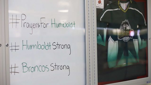 A sign is posted for mourners at the Humboldt Uniplex ice-skating rink on April 7, 2018 in Humboldt, Saskatchewan, after a bus carrying a junior ice hockey team collided with a semi-trailer truck near Tisdale and Nipawin, Saskatchewan province, killing 14 people. / AFP PHOTO / Kymber RAE