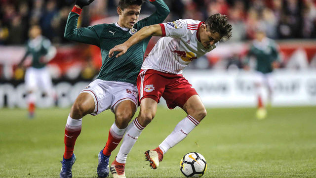 Aaron Long (R) of New York Red Bulls fights for the ball against Jesus Godinez (L) of CD Guadalajara during Scotiabank Concacaf Champios League Semifinal at the Red bulls Stadium in Harrison New Jersey on April 10, 2018. / AFP PHOTO / KENA BETANCUR