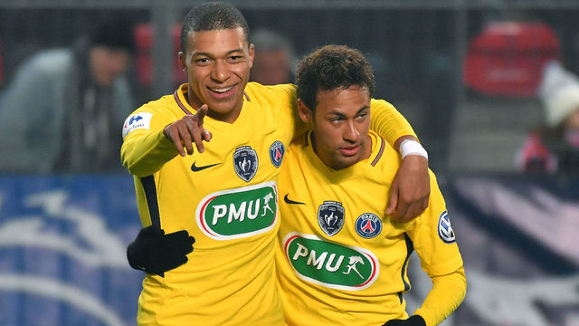 Paris Saint-Germain's Brazilian forward Neymar celebrates after scoring with Paris Saint-Germain's French forward Kylian Mbappe during the French cup football match Rennes vs Paris SG at the Roazhon Park in Rennes, on January 7, 2018. / AFP PHOTO / LOIC VENANCE