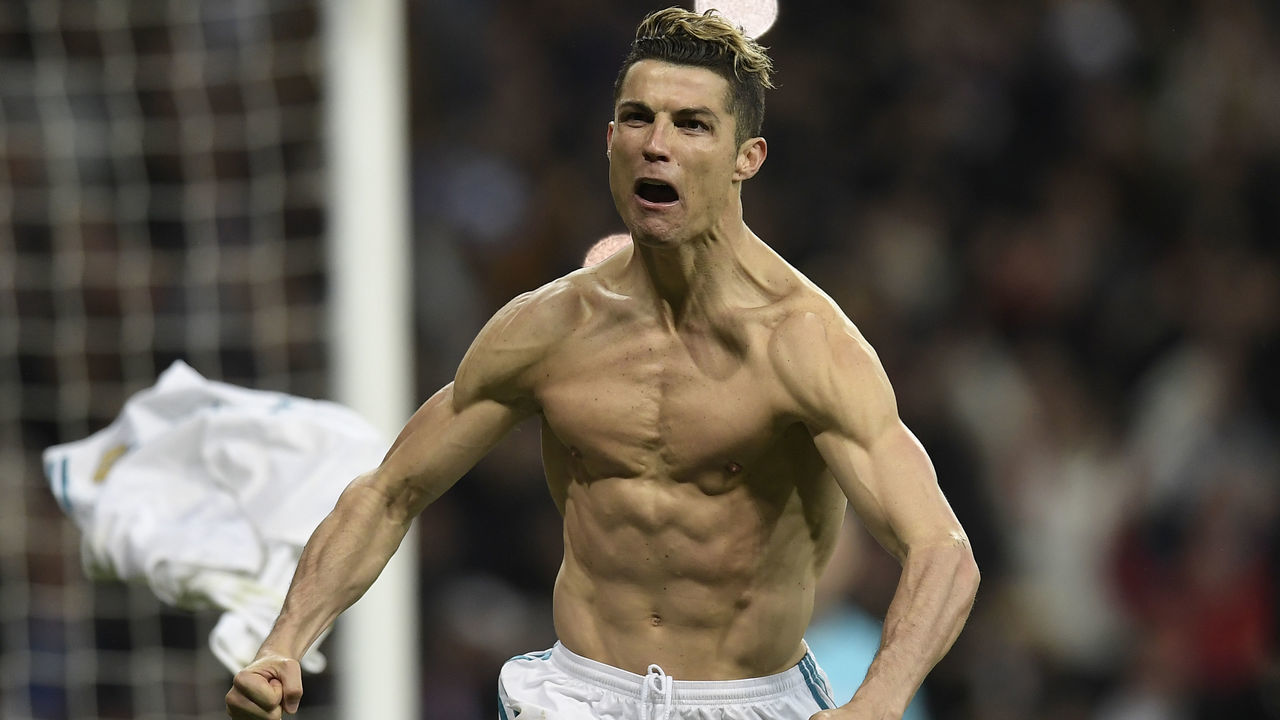 Real Madrid's Portuguese forward Cristiano Ronaldo celebrates after scoring a penalty during the UEFA Champions League quarter-final second leg football match between Real Madrid CF and Juventus FC at the Santiago Bernabeu stadium in Madrid on April 11, 2018. / AFP PHOTO / OSCAR DEL POZO