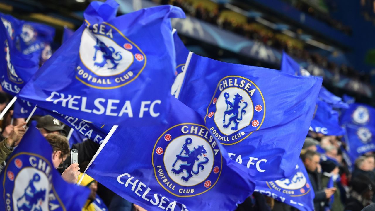 Chelsea supporters wave flags before the first leg of the UEFA Champions League round of 16 football match between Chelsea and Barcelona at Stamford Bridge stadium in London on February 20, 2018. / AFP PHOTO / Glyn KIRK
