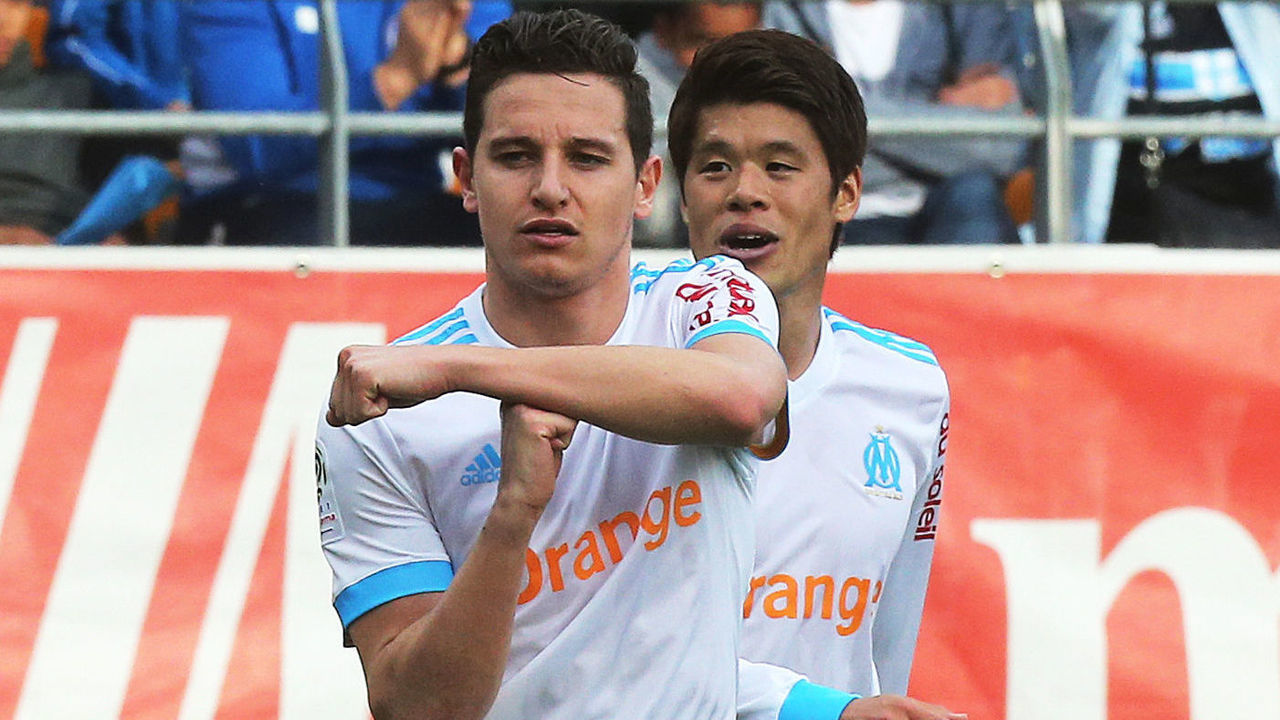 Marseille's French midfielder Florian Thauvin (L) celebrates after scoring a goal during the French L1 football match between Troyes (ESTAC) and Marseille (OM) on April 15, 2018, at the Aube Stadium in Troyes, eastern France. / AFP PHOTO / FRANCOIS NASCIMBENI