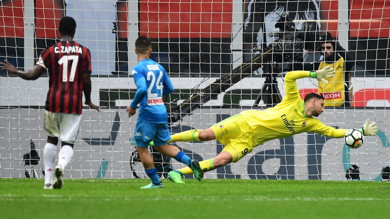 AC Milan's Italian goalkeeper Gianluigi Donnarumma stretches to catch the ball during the Italian Serie A football match AC Milan vs Napoli at San Siro stadium in Milan on April 15, 2018. / AFP PHOTO / MIGUEL MEDINA