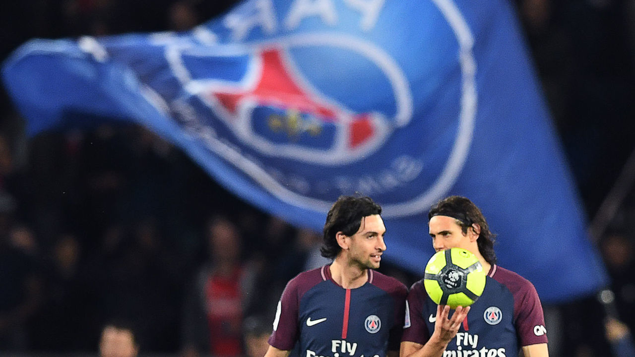 Paris Saint-Germain's Uruguayan forward Edinson Cavani (R) and Paris Saint-Germain's Argentinian midfielder Javier Pastore react after their fifth goal during the French L1 football match between Paris Saint-Germain (PSG) and Monaco (ASM) on April 15, 2018, at the Parc des Princes stadium in Paris. / AFP PHOTO / CHRISTOPHE ARCHAMBAULT