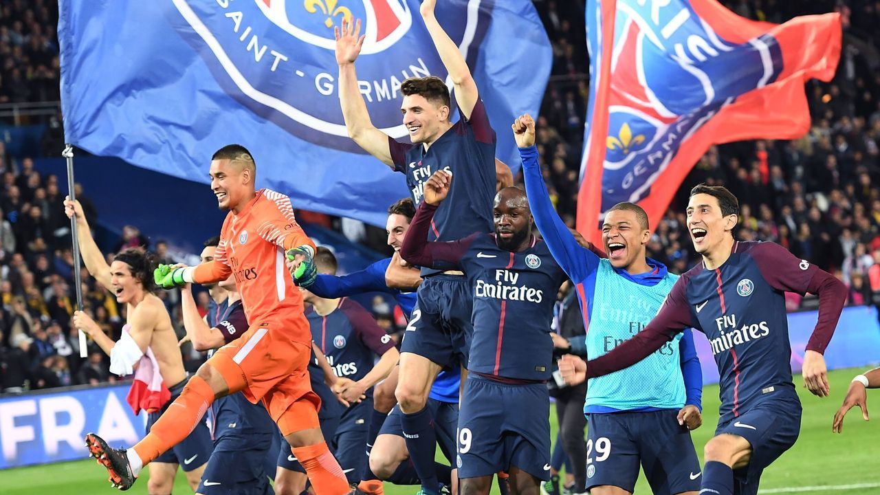 Paris Saint-Germain's players celebrate after winning the French L1 football match between Paris Saint-Germain (PSG) and Monaco (ASM) on April 15, 2018, at the Parc des Princes stadium in Paris. / AFP PHOTO / CHRISTOPHE ARCHAMBAULT