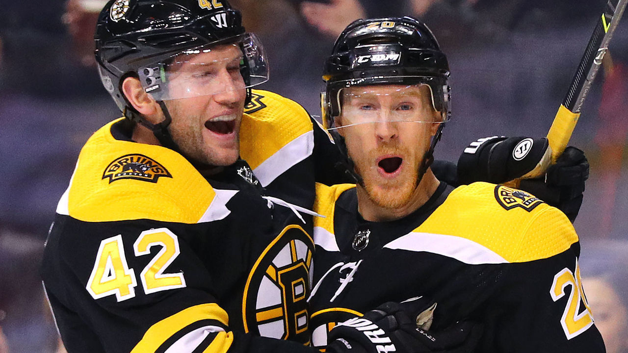 BOSTON, MA - JANUARY 6: Riley Nash #20 of the Boston Bruins celebrates with David Backes #42 after scoring a goal against the Carolina Hurricanes during the first period at TD Garden on January 6, 2018 in Boston, Massachusetts.