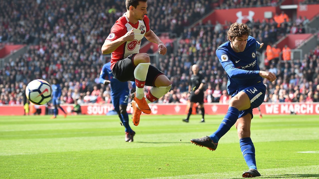 Chelsea's Spanish defender Marcos Alonso (R) plays the ball past Southampton's German-born Portuguese defender Cedric Soares (L) during the English Premier League football match between Southampton and Chelsea at St Mary's Stadium in Southampton, southern England on April 14, 2018. / AFP PHOTO / Glyn KIRK /
