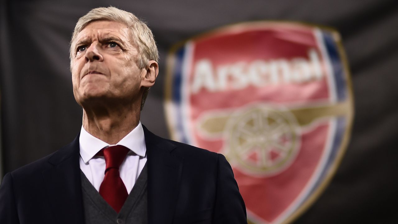 TOPSHOT - Arsenal's coach Arsene Wenger from France looks on during the UEFA Europa League round of 16 first-leg football match AC Milan Vs Arsenal at the 'San Siro Stadium' in Milan on March 8, 2018. / AFP PHOTO / MARCO BERTORELLO