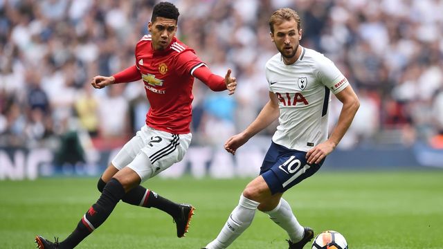 Tottenham Hotspur's English striker Harry Kane (R) turns against Manchester United's English defender Chris Smalling (L) during the English FA Cup semi-final football match between Tottenham Hotspur and Manchester United at Wembley Stadium in London, on April 21, 2018.