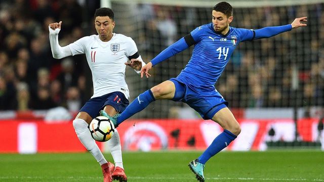 Italy's midfielder Jorginho (R) vies with England's midfielder Jesse Lingard during the International friendly football match between England and Italy at Wembley stadium in London on March 27, 2018. / AFP PHOTO / Glyn KIRK