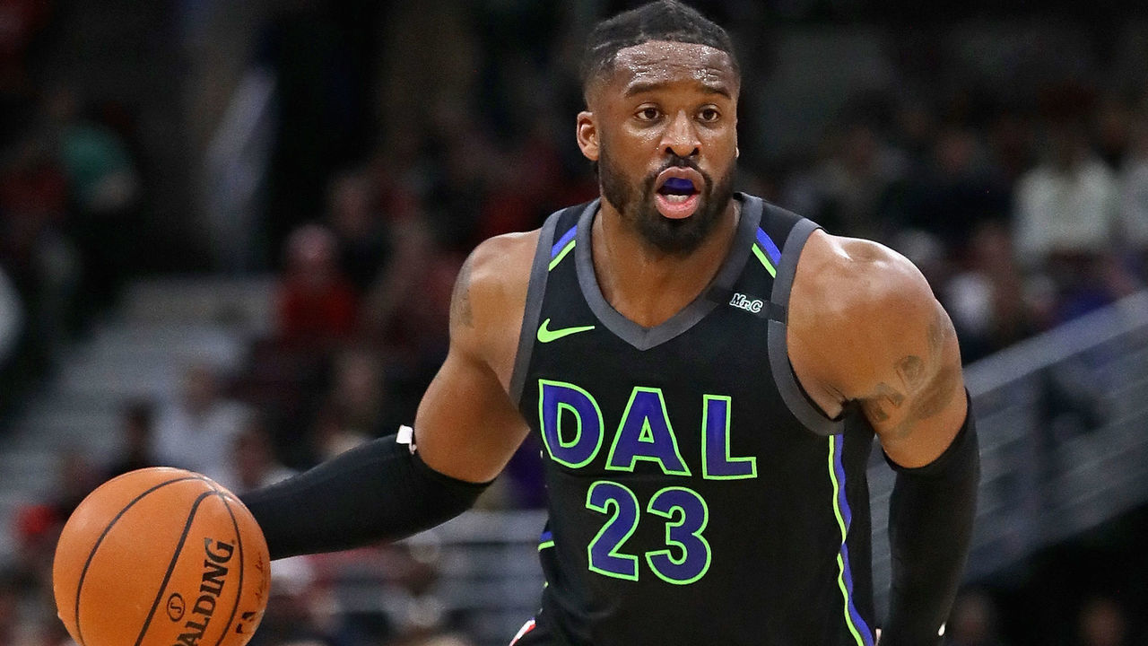 CHICAGO, IL - MARCH 02: Wesley Matthews #23 of the Dallas Mavericks moves against the Chicago Bulls at the United Center on March 2, 2018 in Chicago, Illinois. The Bulls defeated the Mavericks 108-100.