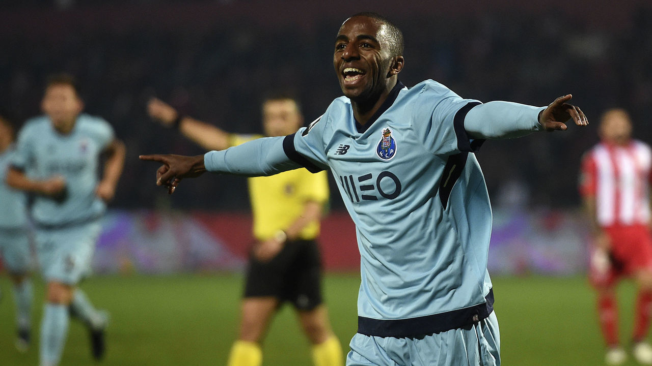 Porto's forward Ricardo Pereira celebrates after scoring a goal during the Portuguese league football match CD Aves vs FC Porto at the Aves stadium in Vila das Aves on November 25, 2017. / AFP PHOTO / FRANCISCO LEONG