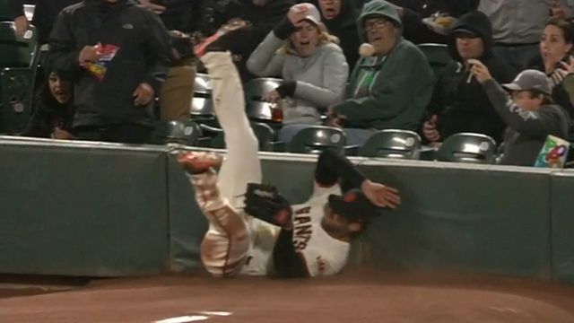Watch: Giants' Williamson trips over bullpen mound, slams into wall