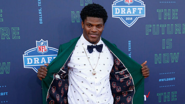 ARLINGTON, TX - APRIL 26: Lamar Jackson of Louisville poses on the red carpet prior to the start of the 2018 NFL Draft at AT&T Stadium on April 26, 2018 in Arlington, Texas.