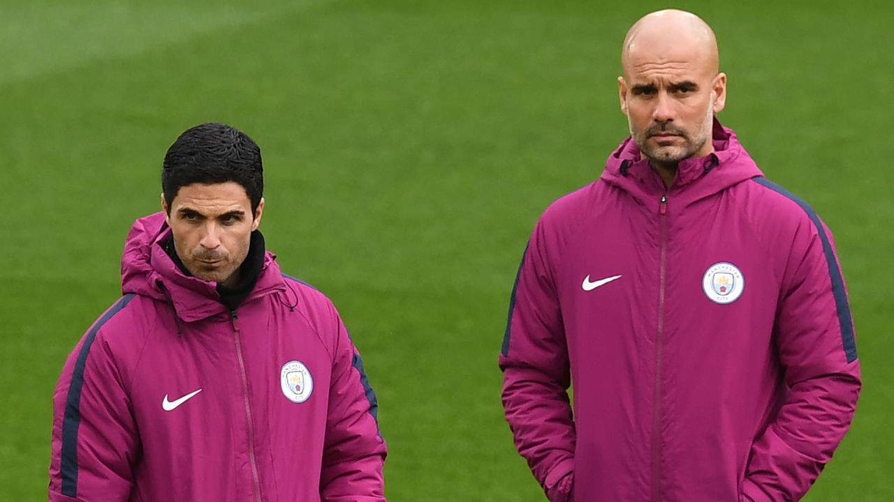 Manchester City's Spanish manager Pep Guardiola (R) and assistant coach Mikel Arteta take part in a training session on the eve of the UEFA Champions League first leg quarter-final football match between Liverpool and Manchester City, at Anfield stadium in Liverpool, north west England on April 3, 2018. / AFP PHOTO / Paul ELLIS
