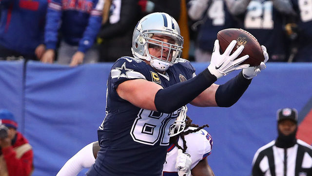 EAST RUTHERFORD, NJ - DECEMBER 10: Jason Witten #82 of the Dallas Cowboys catches a touchdown agains Brandon Dixon #25 of the New York Giants in the fourth Quarter during their game at MetLife Stadium on December 10, 2017 in East Rutherford, New Jersey.