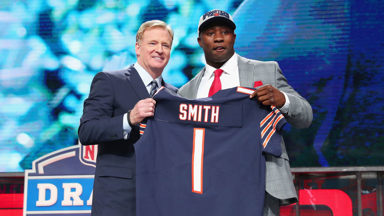 ARLINGTON, TX - APRIL 26: Roquan Smith of Georgia poses with NFL Commissioner Roger Goodell after being picked #8 overall by the Chicago Bears during the first round of the 2018 NFL Draft at AT&T Stadium on April 26, 2018 in Arlington, Texas.