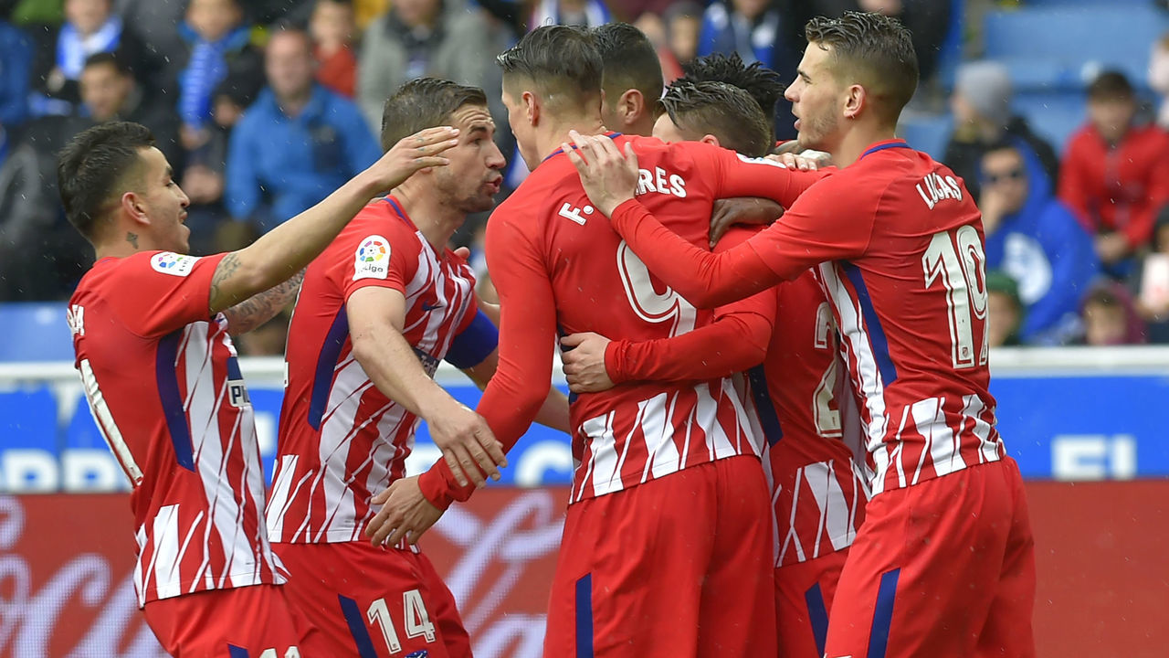 Atletico Madrid's players celebrate after scoring a goal during the Spanish league football match Deportivo Alaves vs Atletico Madrid at the Mendizorroza stadium in Vitoria on April 29, 2018.