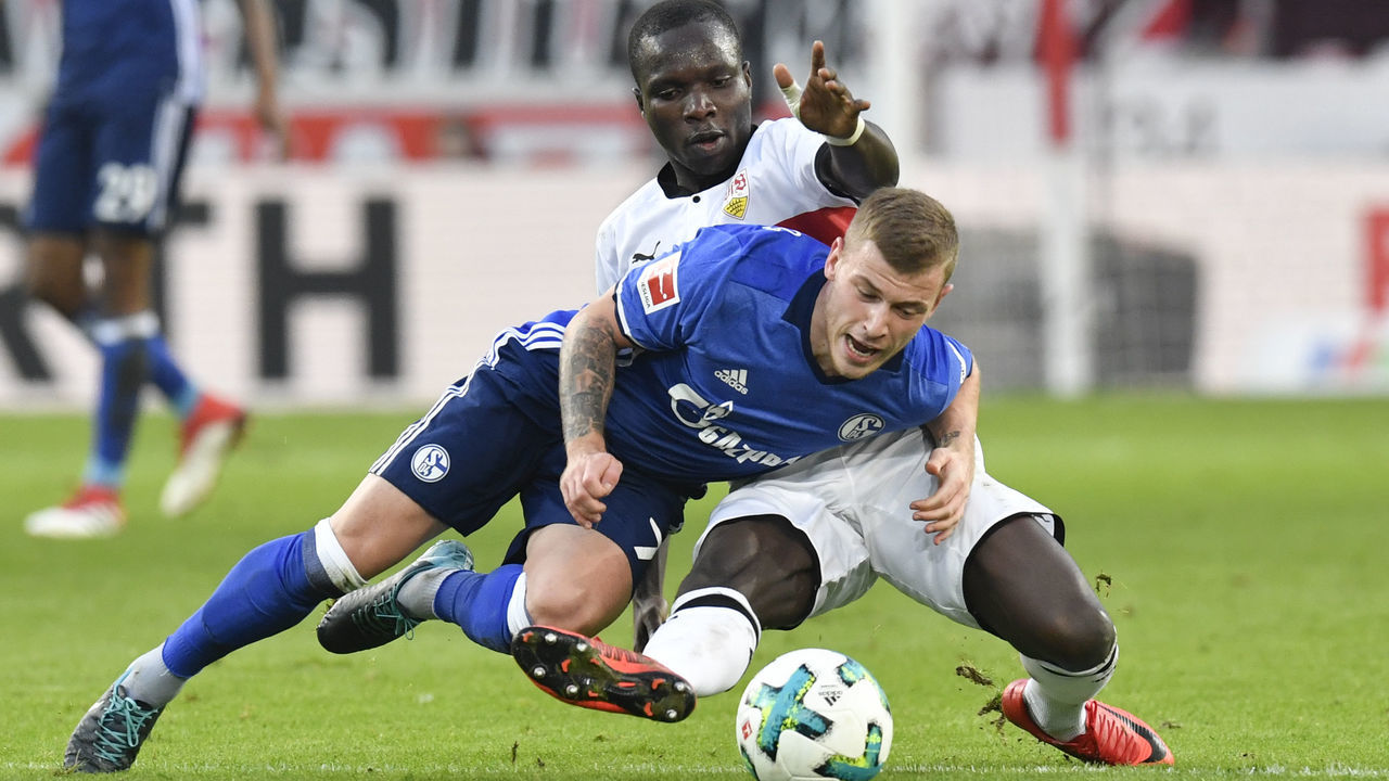 Stuttgart's Congolese forward Chadrac Akolo and Schalke's midfielder Max Meyer (front) vie for the ball during the German first division Bundesliga football match VfB Stuttgart vs Schalke 04 in Stuttgart, southwestern Germany, on January 27, 2018. / AFP PHOTO / THOMAS KIENZLE / RESTRICTIONS: DURING MATCH TIME: DFL RULES TO LIMIT THE ONLINE USAGE TO 15 PICTURES PER MATCH AND FORBID IMAGE SEQUENCES TO SIMULATE VIDEO. == RESTRICTED TO EDITORIAL USE == FOR FURTHER QUERIES PLEASE CONTACT DFL DIRECTLY AT + 49 69 650050