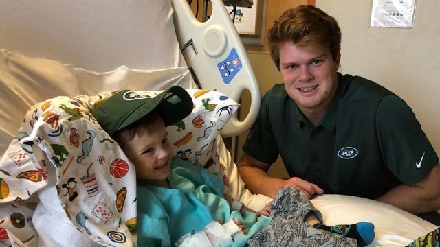 Jets' Sam Darnold surprises kids at New Jersey pediatric hospital