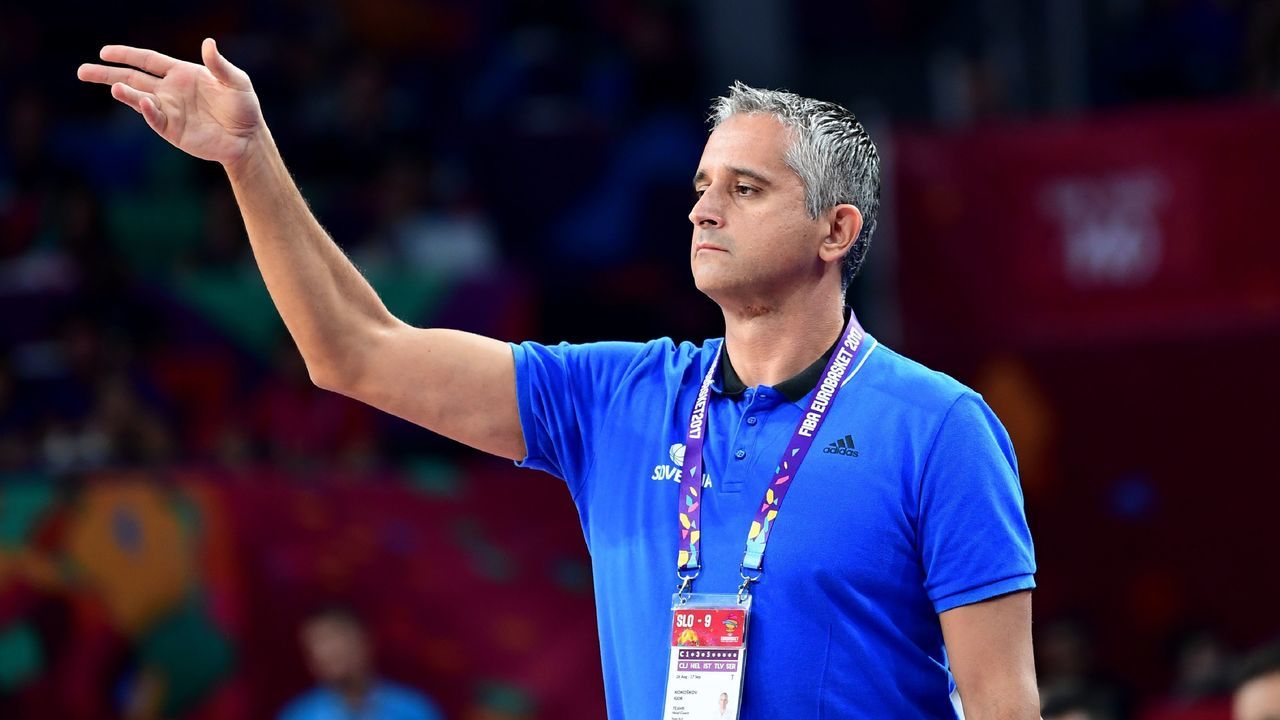 Slovenia's head coach Igor Kokoskov gestures during the FIBA Eurobasket 2017 men's Final basketball match between Slovenia and Serbia at Sinan Erdem Sport Arena in Istanbul on September 17, 2017. / AFP PHOTO / OZAN KOSE