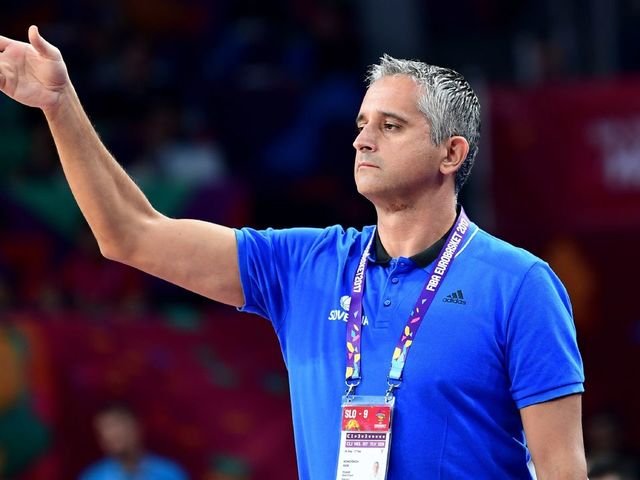 Slovenia's head coach Igor Kokoskov gestures during the FIBA Eurobasket 2017 men's Final basketball match between Slovenia and Serbia at Sinan Erdem Sport Arena in Istanbul on September 17, 2017. / AFP PHOTO / OZAN KOSE