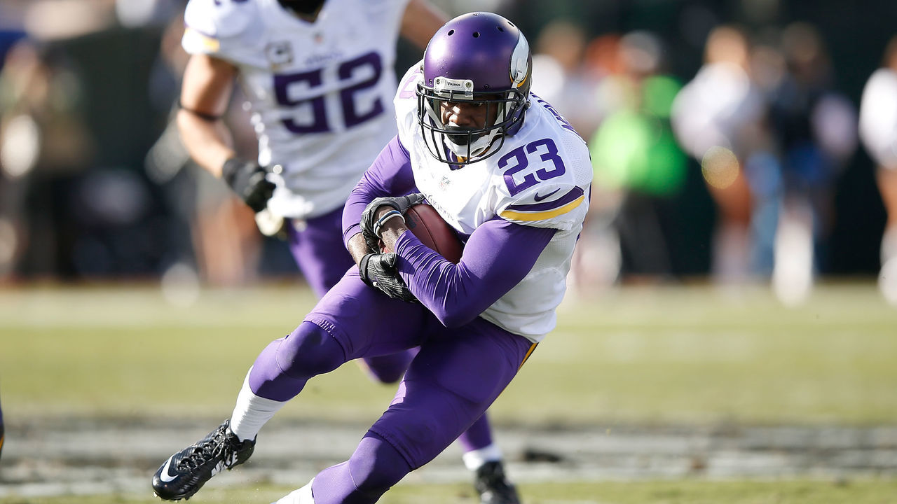 OAKLAND, CA - NOVEMBER 15: Cornerback Terence Newman #23 of the Minnesota Vikings gains against the Oakland Raiders in the first quarter at O.co Coliseum on November 15, 2015 in Oakland, California.