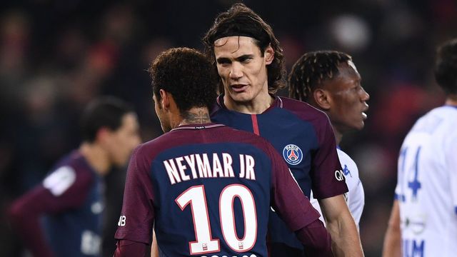 Paris Saint-Germain's Uruguayan forward Edinson Cavani (R) speaks with Paris Saint-Germain's Brazilian forward Neymar prior to kick a penalty during the French L1 football match between Paris Saint-Germain (PSG) and Troyes at the Parc des Princes stadium in Paris on November 29, 2017. / AFP PHOTO / FRANCK FIFE