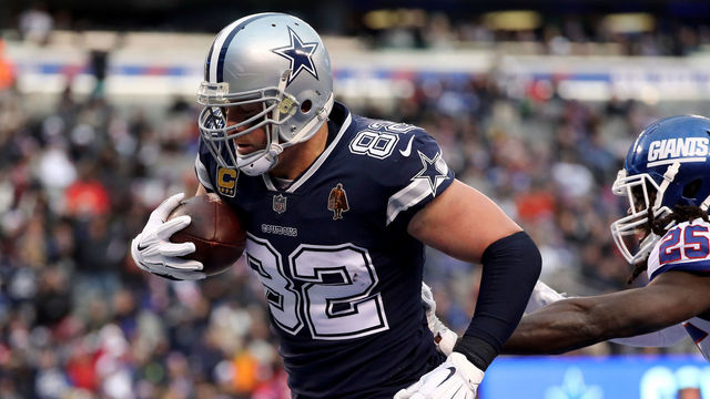 EAST RUTHERFORD, NEW JERSEY - DECEMBER 10: Jason Witten #82 of the Dallas Cowboys catches a 20 yard pass to score a touchdown against the New York Giants in the fourth quarter during the game at MetLife Stadium on December 10, 2017 in East Rutherford, New Jersey.