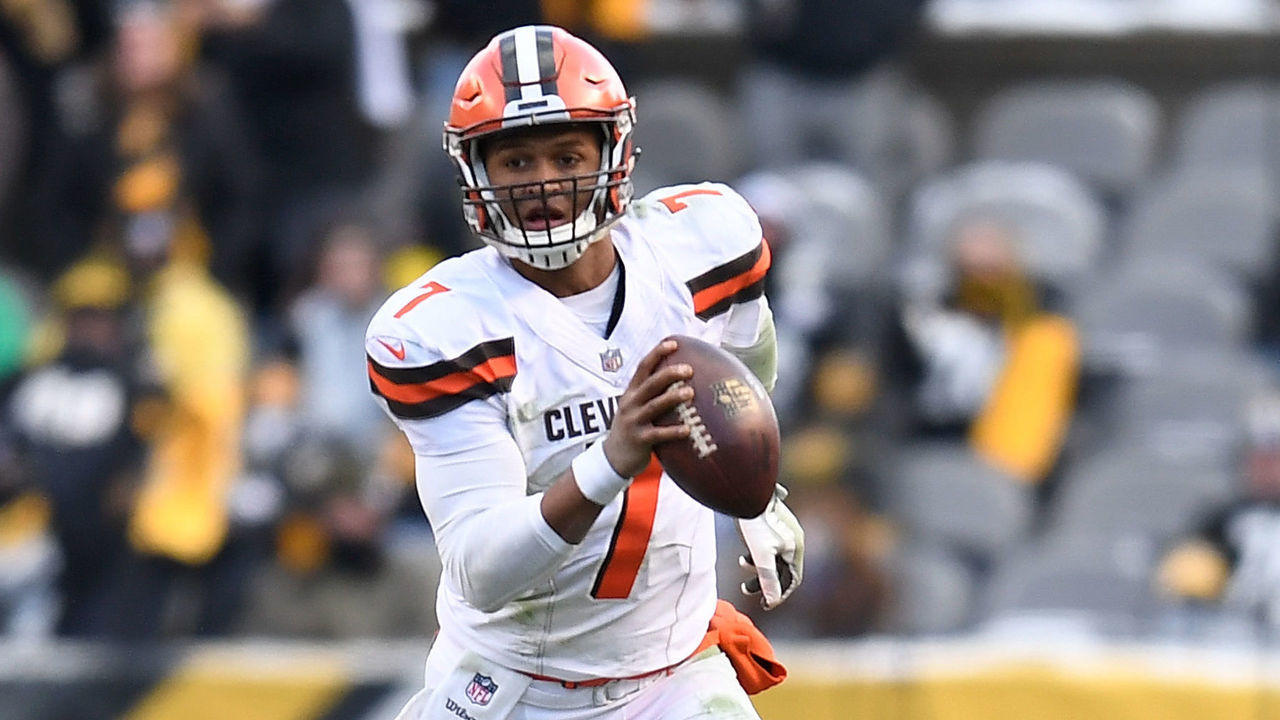 PITTSBURGH, PA - DECEMBER 31: DeShone Kizer #7 of the Cleveland Browns runs upfield in the first half during the game against the Pittsburgh Steelers at Heinz Field on December 31, 2017 in Pittsburgh, Pennsylvania.