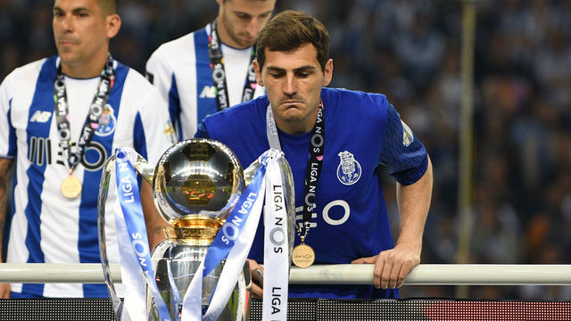 PORTO, PORTUGAL - MAY 06: Iker Casillas of FC Porto, team mates players and coaching staff celebrate winning the title after the Primeira Liga match between FC Porto and Feirense at Estadio do Dragao on May 6, 2018 in Porto, Portugal.