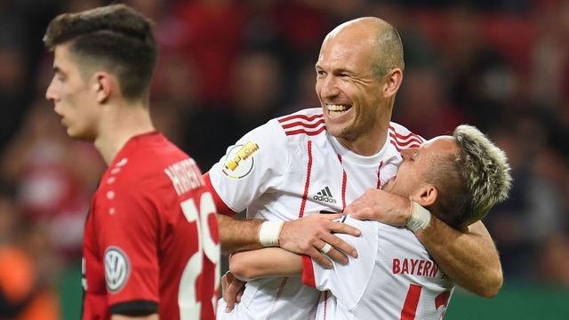 Bayern Munich's Dutch midfielder Arjen Robben (C) and Bayern Munich's Brazilian defender Rafinha celebrate during the German football Cup DFB Pokal semifinal match Bayer 04 Leverkusen vs Bayern Munich in Leverkusen, western Germany, on April 17, 2018. / AFP PHOTO / Patrik STOLLARZ / RESTRICTIONS: ACCORDING TO DFB RULES IMAGE SEQUENCES TO SIMULATE VIDEO IS NOT ALLOWED DURING MATCH TIME. MOBILE (MMS) USE IS NOT ALLOWED DURING AND FOR FURTHER TWO HOURS AFTER THE MATCH. == RESTRICTED TO EDITORIAL USE == FOR MORE INFORMATION CONTACT DFB DIRECTLY AT +49 69 67880 /