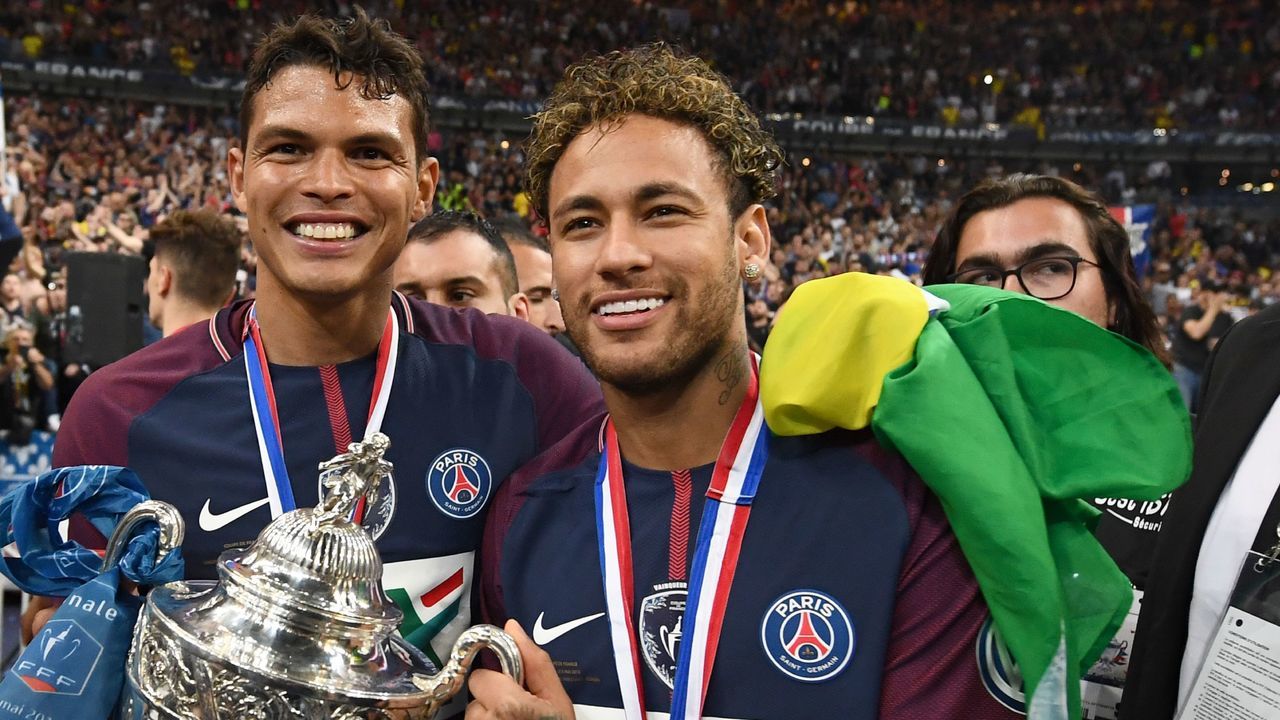 TOPSHOT - Paris Saint-Germain's Brazilian forwar Neymar Jr (R) and Paris Saint-Germain's Brazilian defender Thiago Silva (C) celebrate with the trophy at the end of the French Cup final football match between Les Herbiers and Paris Saint-Germain (PSG), on May 8, 2018 at the Stade de France in Saint-Denis, outside Paris.