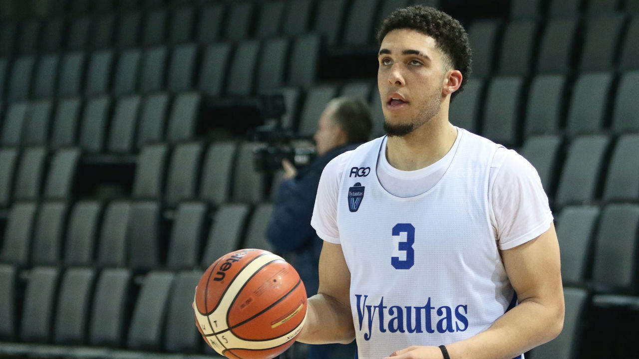 US basketball player LiAngelo Ball takes part in his first training session in Prienai, Lithuania, where he will play for the Vytautas club on January 5, 2018. Basketball-crazed Lithuania welcomed LiAngelo and LaMelo Ball, the two youngest sons of flamboyant Los Angeles entrepreneur LaVar Ball who recently made headlines due to a feud with US President Donald Trump. / AFP PHOTO / Petras Malukas