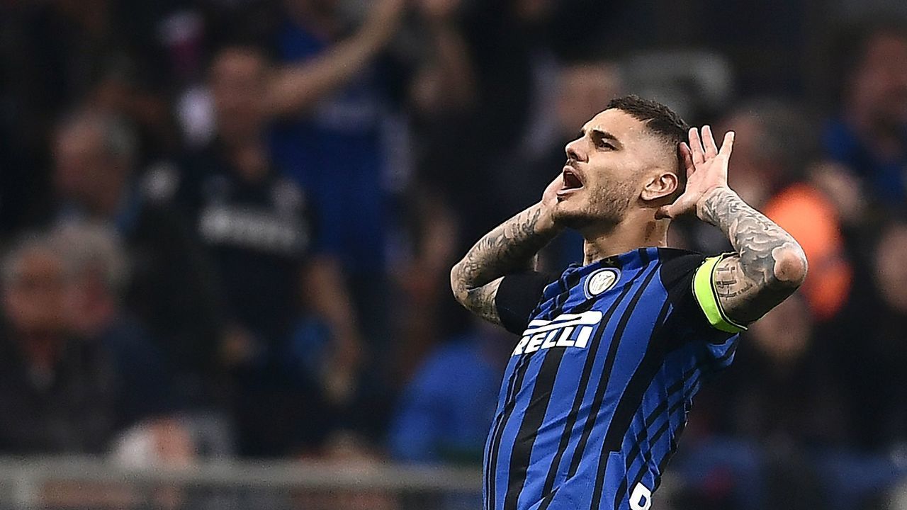 TOPSHOT - Inter Milan's forward Mauro Emanuel Icardi from Argentina celebrates after scoring during the Italian Serie A football match Inter Milan vs Juventus on April 28, 2018 at the 'San Siro Stadium' in Milan.