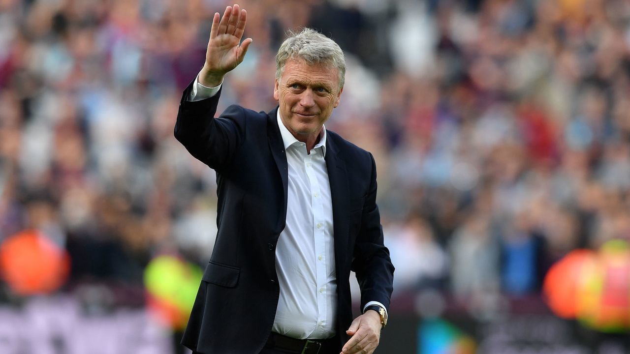 West Ham United's Scottish manager David Moyes waves to supporters on the pitch after the English Premier League football match between West Ham United and Everton at The London Stadium, in east London on May 13, 2018. - West Ham won the game 3-1.