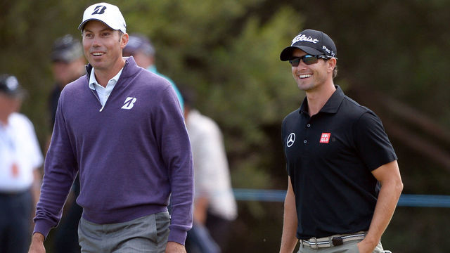 Matt Kuchar of the US (L) and Adam Scott of Australia (R) enjoy a lighter moment during the Golf World Cup tournament played at the Royal Melbourne course in Melbourne, on November 21, 2013. AFP PHOTO/William WEST IMAGE RESTRICTED TO EDITORIAL USE - STRICTLY NO COMMERCIAL USE